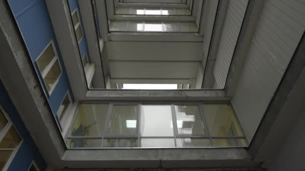 Szokatlan erkélyek egy magas lakóépületben, alulról nézve. az épület furcsa geometriája. Dolly fényképezőgép lövés — Stock videók