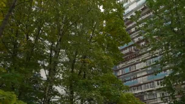 Scaffolding to the side of a high-rise residential building. Scaffolding is used as a work platform for workers. Dolly camera — Stock Video