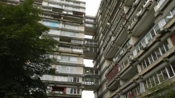 Varandas incomuns em um prédio residencial alto, vista de baixo. geometria estranha do edifício. Dolly câmera tiro — Vídeo de Stock