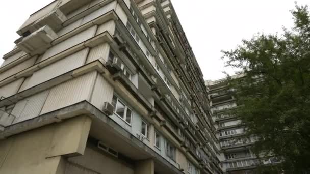 La facciata di un grattacielo residenziale con balconi insoliti. Una casa insolita. Vista dal basso. Dolly ripresa della fotocamera — Video Stock