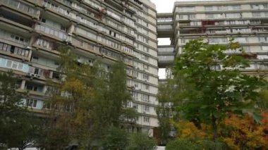 Yüksek bir konut binasında alışılmadık balkonlar, aşağıdan manzara. Binanın garip geometrisi. Doli kamera görüntüsü