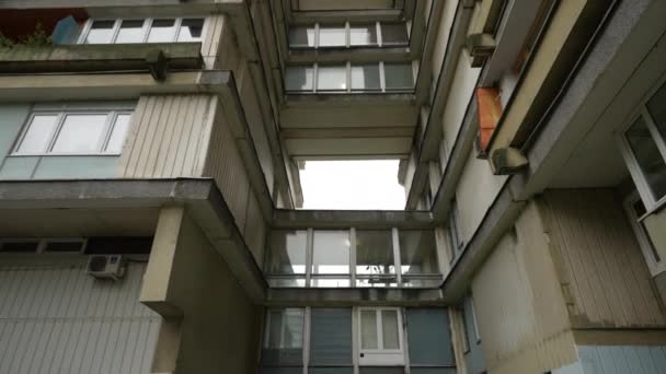 Ongebruikelijke balkons op een hoog woongebouw, uitzicht van onderaf. vreemde geometrie van het gebouw. Dolly cameraopname — Stockvideo