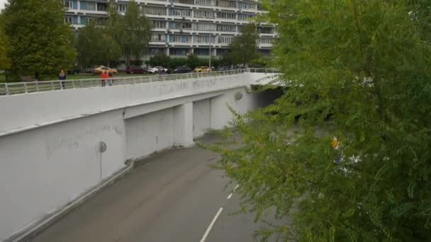 Hochgeschwindigkeits-Autotunnel zwischen Wohnhäusern in der Metropole. Dolly-Kamerafahrt — Stockvideo