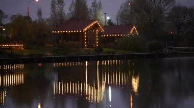 Geceleri göl kenarındaki bungalovlarda kamp yapmak. El yapımı ateş.