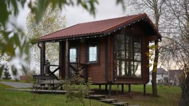 Bungalows para acampar junto al lago en un día de otoño. disparo de mano — Vídeo de stock