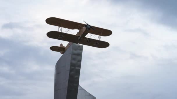 Monument över andra världskrigets gula plan. Flygplan PO-2. Tidsfrist — Stockvideo