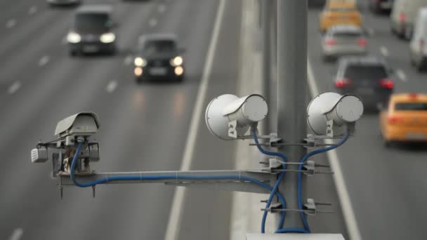 Telecamera di sicurezza stradale per la pacificazione della velocità installata sull'autostrada. Giornata nuvolosa — Video Stock