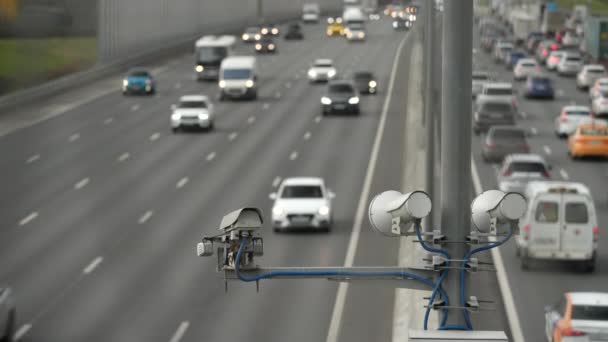 Telecamera di sicurezza stradale per la pacificazione della velocità installata sull'autostrada. Giornata nuvolosa — Video Stock