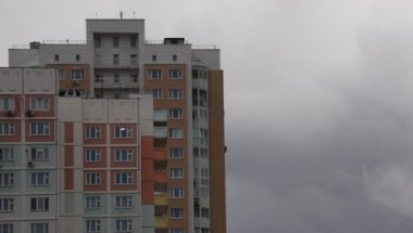 Sıradan, yüksek katlı bir bina. Yüksek katlı bir bina cephesi. Zaman Uygulaması