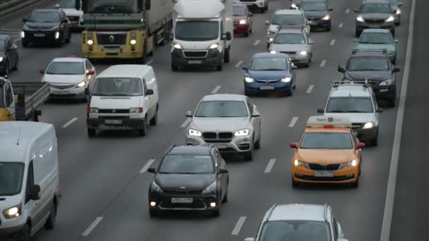 Carros dirigem em baixa velocidade no trânsito na via expressa — Vídeo de Stock