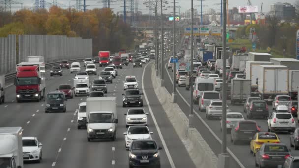 Autos fahren mit geringer Geschwindigkeit im Stau auf der Autobahn — Stockvideo