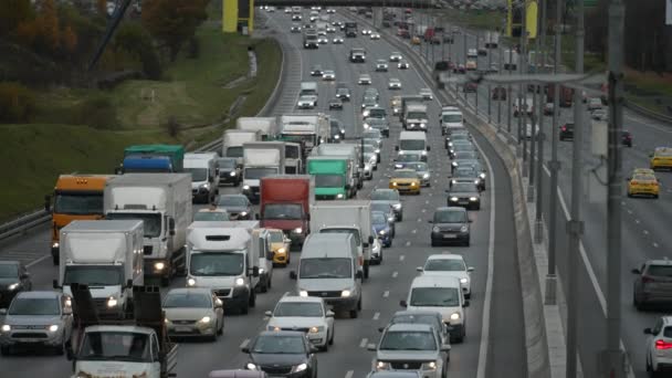 Los coches conducen a baja velocidad en el tráfico en la autopista — Vídeos de Stock