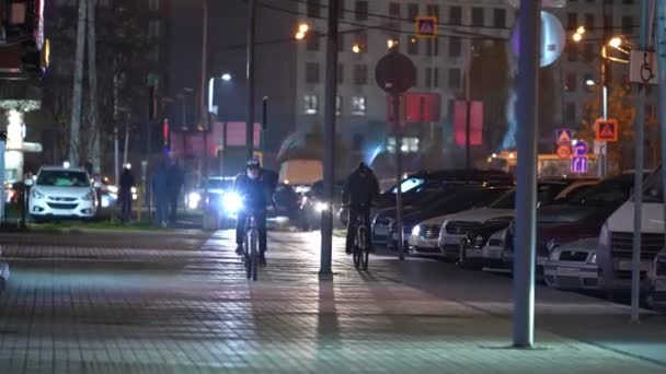 Moskau, Russland - Oktober 2021: Der Kurier auf dem Fahrrad geht nachts zur Zustellung. Hand in Hand — Stockvideo