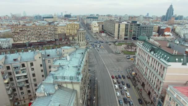 Vista aérea do tráfego na rua Tverskaya, perto do Kremlin de Moscou. parte histórica de Moscou — Vídeo de Stock
