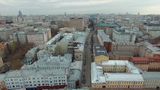 Vista della corsia dei giornali dall'alto. Una delle strade più famose di Mosca. Inizio primavera — Video Stock