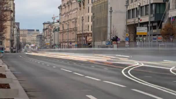 Zeitraffer. Auf der Twerskaja-Straße stehen tagsüber Autos im Stau. Sehr starker Autoverkehr am Ende des Arbeitstages auf der Twerskaja Straße in Moskau — Stockvideo