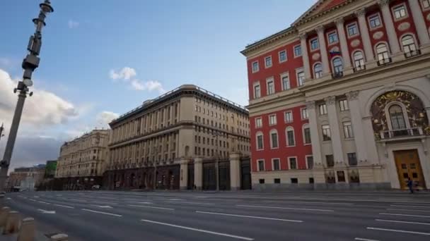 A moszkvai polgármesteri hivatal időrendje ősszel a Tverszkaja utcában. Hyperlapse — Stock videók