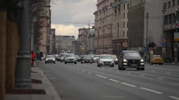 Langzame beweging. Auto 's zitten overdag in de file op Tverskaya Street. Zeer zwaar autoverkeer aan het einde van de werkdag op de straat Tverskaya in Moskou — Stockvideo