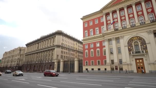 Tverskaya Caddesi, Autumn.panorama 'daki Moskova Belediye Başkanlığı binasının panoraması — Stok video