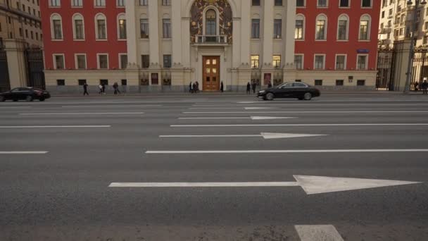 Panorama över Moskvas borgmästarkontor på Tverskaya Street i höst.panorama — Stockvideo