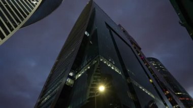 Geceleri birkaç gökdelenden oluşan dev bir iş merkezi. Doli kamera görüntüsü