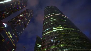 Geceleri birkaç gökdelenden oluşan dev bir iş merkezi. Doli kamera görüntüsü