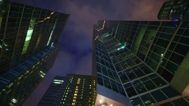 Un enorme centro de negocios de varias torres de gran altura por la noche. Dolly cámara de tiro — Vídeos de Stock