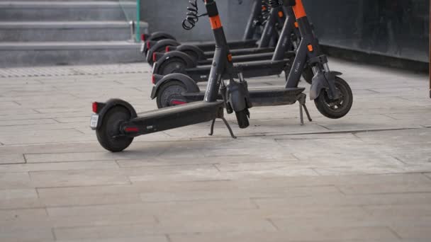 Elektrische scooters geparkeerd in de straten van Moskou, scooter verhuur. Herfst — Stockvideo