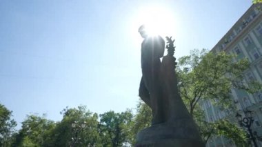 Yazın Moskova 'daki Tverskoy Bulvarı' nda Rus şair Sergei Yesenin anıtı. Hareket halinde çekim