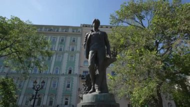 Yazın Moskova 'daki Tverskoy Bulvarı' nda Rus şair Sergei Yesenin anıtı. Hareket halinde çekim