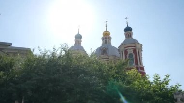 Moskova 'daki Rus Ortodoks Kilisesi' nin Papa 'sı Hiyeroşehit Clement Kilisesi. Hareket halinde çekim