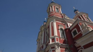 Moskova 'daki Rus Ortodoks Kilisesi' nin Papa 'sı Hiyeroşehit Clement Kilisesi. Hareket halinde çekim