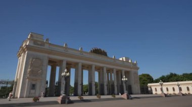 Yazın tecrit Covid-19 sırasında Gorky Park sütunlu giriş grubu. Hareket halinde çekim