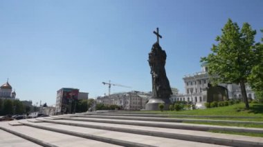 Yazın Moskova Kremlin yakınlarındaki Prens Vladimir anıtı. Hareket halinde çekim