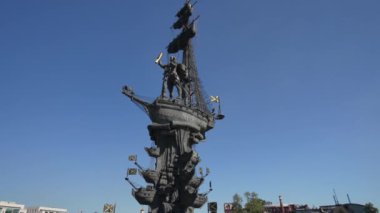 Gemideki Büyük Peter anıtı Moskova 'nın merkezindeki Moskova Nehri üzerinde yer almaktadır. Hareket halinde çekim
