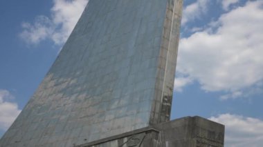 VDNKh bölgesindeki uzay fatihlerinin anıtı. Stella roketleri kalkışta. Uzay Müzesi. Hareket halinde çekim