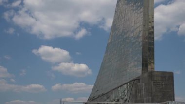 VDNKh bölgesindeki uzay fatihlerinin anıtı. Stella roketleri kalkışta. Uzay Müzesi. Hareket halinde çekim