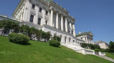 Moskova Kremlin yakınlarındaki ünlü Pashkov Müzesi. Hareket halinde çekim