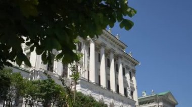 Moskova Kremlin yakınlarındaki ünlü Pashkov Müzesi. Hareket halinde çekim