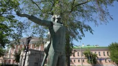 Açık bir yaz gününde Strastnoy Bulvarı 'nda müzisyen Vladimir Vysotsky' nin anıtı. Hareket halinde çekim