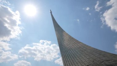 VDNKh bölgesindeki uzay fatihlerinin anıtı. Stella roketleri kalkışta. Uzay Müzesi. Hareket halinde çekim