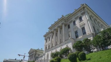 Moskova Kremlin yakınlarındaki ünlü Pashkov Müzesi. Hareket halinde çekim