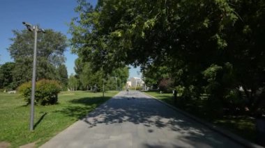 Genç bir adam yazın Museon Park 'ta sabah koşusuna çıkar. Yavaş çekim