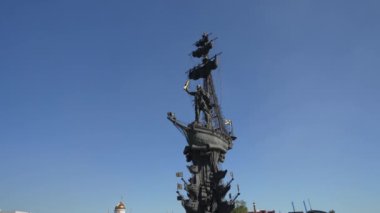 Gemideki Büyük Peter anıtı Moskova 'nın merkezindeki Moskova Nehri üzerinde yer almaktadır. Hareket halinde çekim
