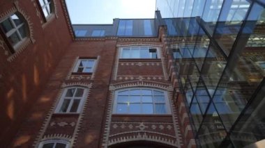 Panoramik geniş pencereli alışılmadık tuğla bina. Alt manzara. Cam tuğla bina. Hareket halinde çekim