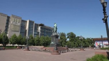 Moskova 'nın Puşkin Meydanı' nda parlak güneşli bir günde şair Alexander Puşkin 'in anıtı. Hareket halinde çekim