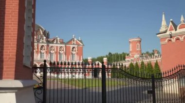 Moskova 'daki ünlü Petrovsky Seyahat Sarayı. Hareket halinde çekim