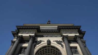 Kutuzovsky Prospekt 'te parlak bir günde Moskova Zafer Kemeri. Hareket halinde çekim