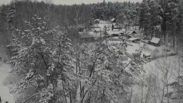 Zimowy krajobraz rosyjskiej wioski w lesie. widok z góry — Wideo stockowe