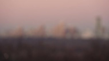 Sonbaharın sonlarında Moskova 'nın akşam şehri manzarası. Gece Şehri. Odaklanma değişikliği.